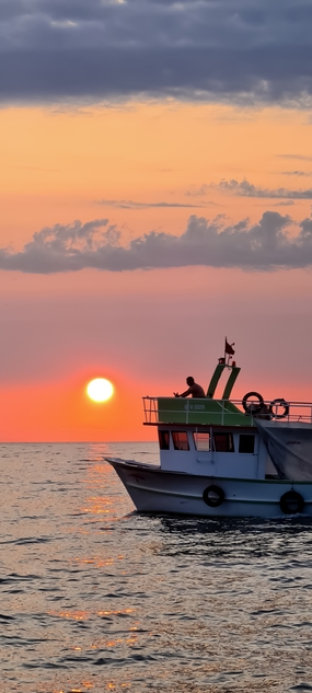 唯美海上黄昏落日轮船图片